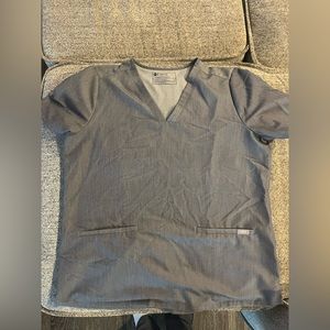 Figs Women Scrub Top with two pockets in the front size L color graphite